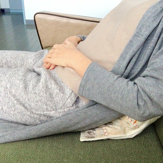 手でお腹の膨らみを感じる