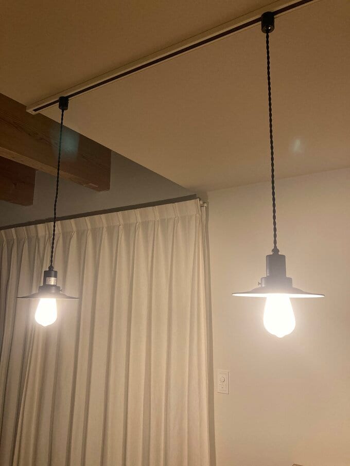 ダイニングテーブル上部のペンダントライト