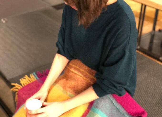 インタビューをうける女性