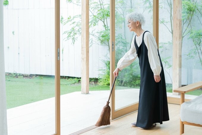 掃除をする女性