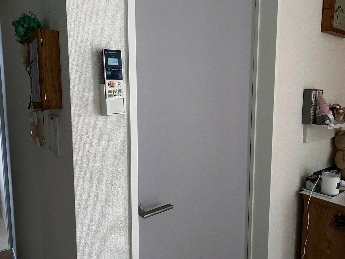 意外と簡単!ドアの表面をリメイクシートでおしゃれにするDIYワザ | ESSEonline(エッセ オンライン)
