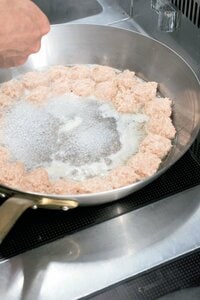 フライパンの外周から内側へ埋めていくように並べ入れる