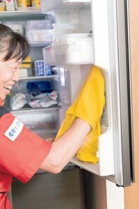 扉と庫内を重曹水に浸したタオルでふく