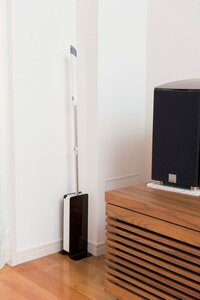 テレビ台横にフロアワイパーを置き、床をきれいに1