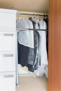 ハンガーラックを奥に置き冠婚葬祭用スーツをつるして収納