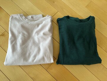 アラフォーが毎年買う「ユニクロのクルーネックT」はニット見えだけどフリース。洗えて毛玉ができにくく最高、思わず2色買い