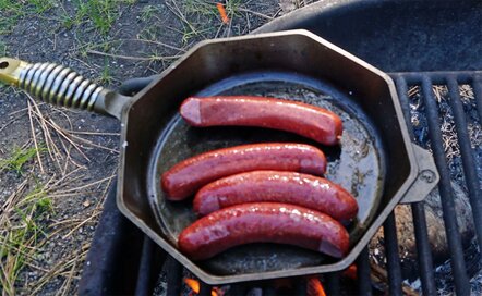 本場アメリカのスキレット使い！いつもの肉がキャンプのおいしさに