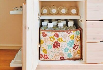 防災のプロが実践する自宅の「地震対策」を拝見。備蓄を分散収納、カーテンを長めにする工夫も