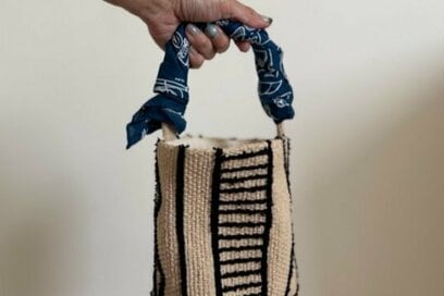 40代50代、スカーフがなくても「ハンカチ・バンダナ」でこんなにおしゃれ。バッグに巻いたり、暑さ対策にも