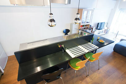 【マンションリノベ事例】キッチンがダイニングテーブルとひとつに。カフェみたいな家