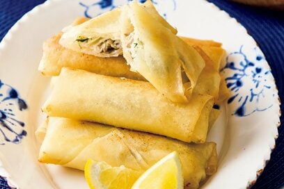 長谷川あかりさんの「カキとクリームチーズの春巻き」レシピ。相性抜群の組み合わせにお酒も進む！