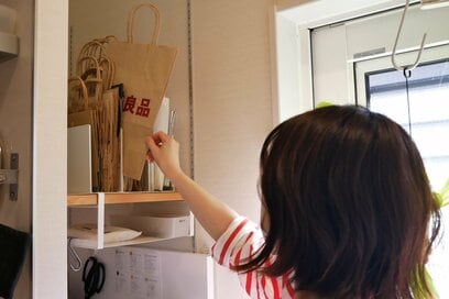 「紙袋・エコバッグ」を増やさないコツ。無印良品の収納であふれずスッキリ