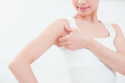 1日1回皮膚をねじるだけ！ぷるぷる二の腕が消滅