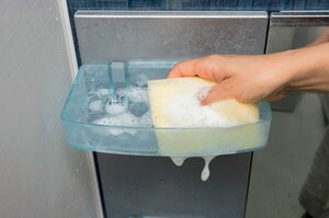 収納棚を浴室用洗剤で洗う