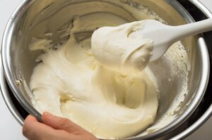 氷水で冷やしながら、ヨーグルトを混ぜ込む