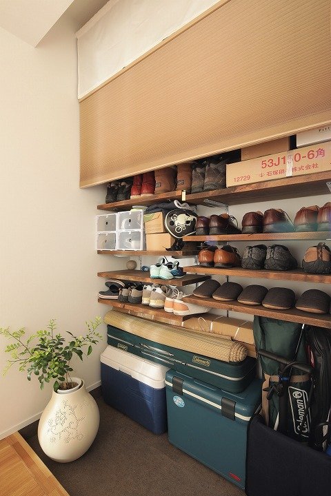 ロールカーテンで仕切るシューズクロゼット