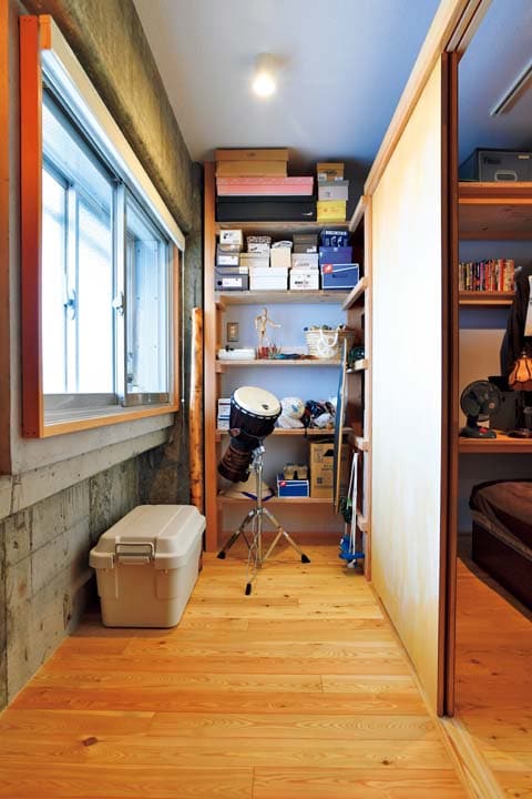 コートや外遊びのおもちゃの収納に重宝している玄関横のフリースペース