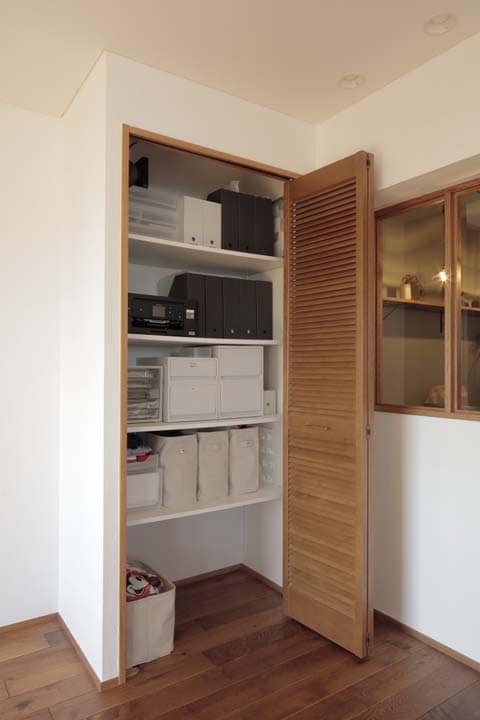 ルーバー扉を採用したリビングの棚