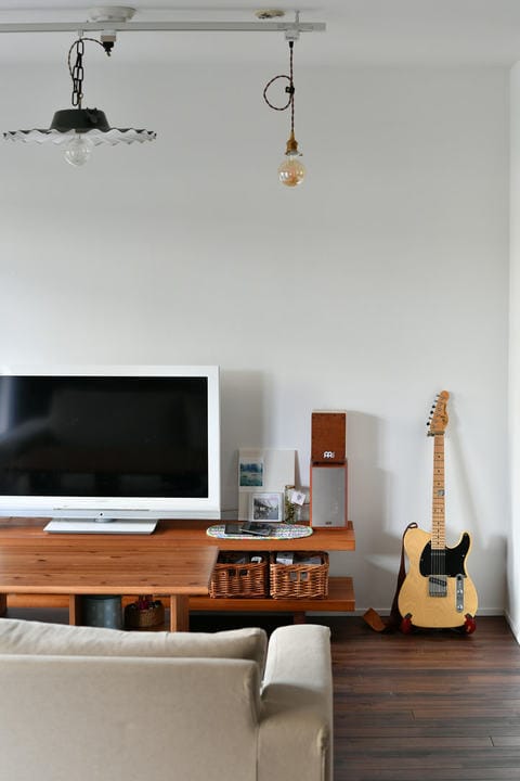 テレビボードと夫愛用のギター