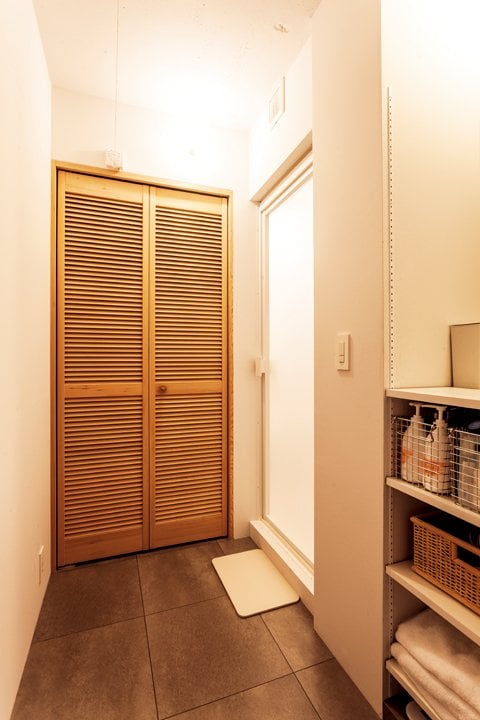 大きめのクロゼットと、細々としたものが収納できる可動棚を設置した脱衣室