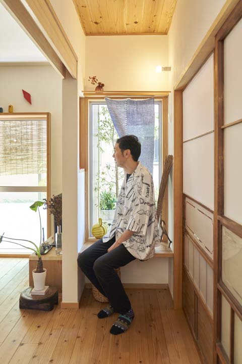 ベンチに座る田中さん