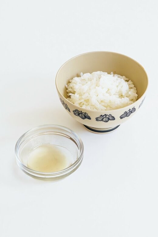 ご飯と塩を混ぜ合わせる