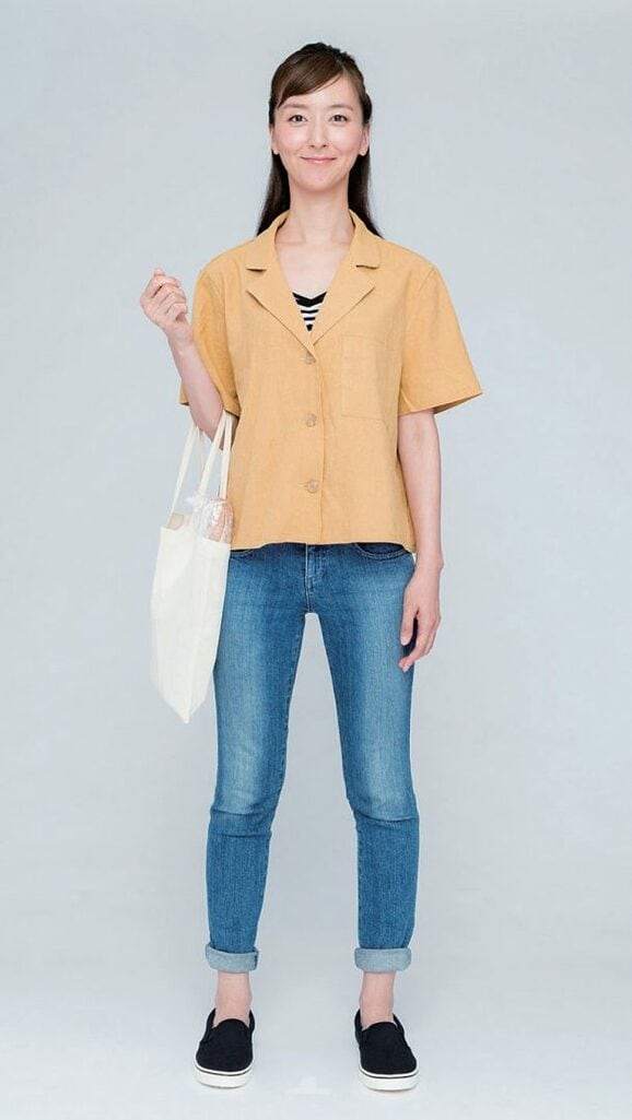 カバンを右にもつ女性