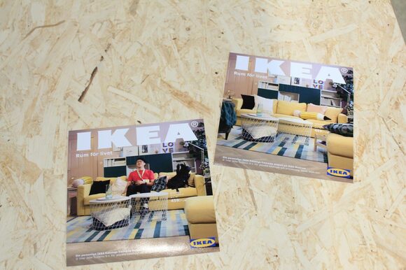 カタログの表紙に入って記念撮影