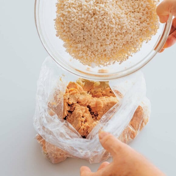 大豆の入った袋に調味料