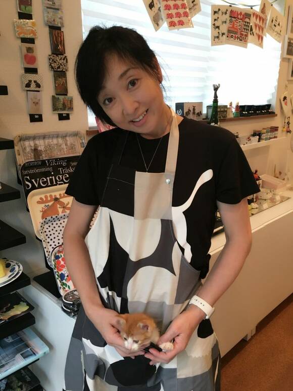 猫を抱える女性