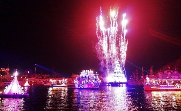 カラフルなパイロが打ちあがる華やかなフィナーレ