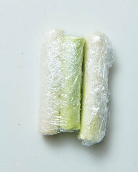 ラップでつつまれた長ネギ