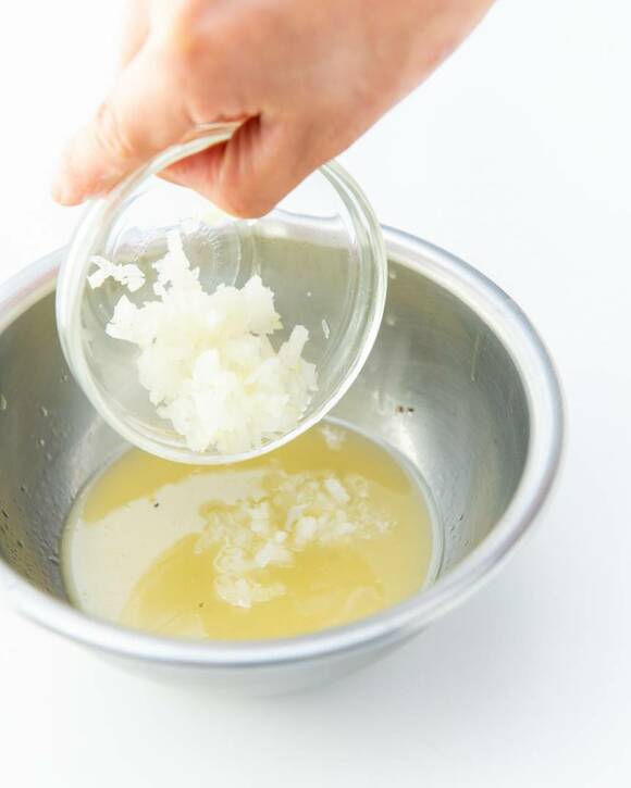 ドレッシングに少量のタマネギのみじん切りを加える