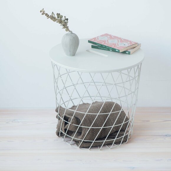 あみのボックスの上に本など