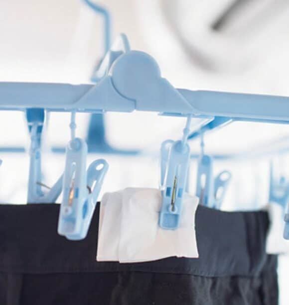 たたんだティッシュを間に挟む