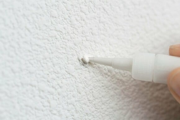 充てん剤を穴の中に注入する