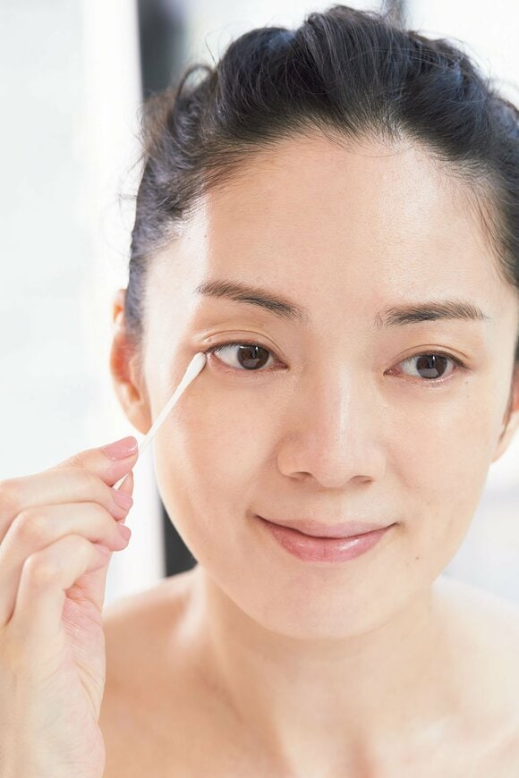 めん棒でアイメイクとる