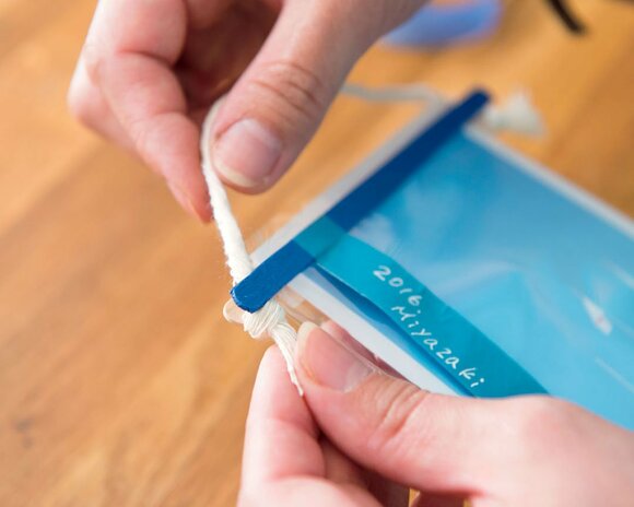 結び目の際を間に差し込む