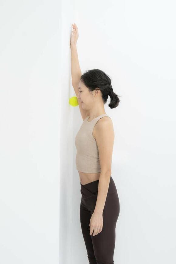 ボールの位置をひじの手前に変える