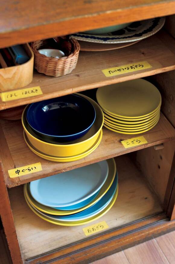 棚に色皿