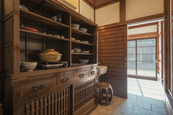 玄関からつづく土間の「水屋」。裏方も美しくが断捨離のモットー