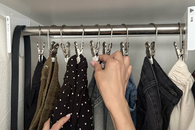 モノクリップに服を挟んでいるところ
