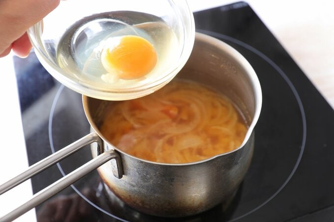 味噌汁に卵をおとす