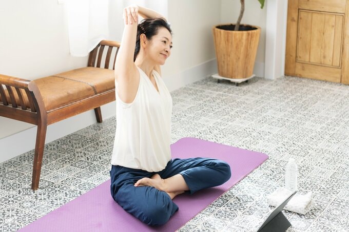 ストレッチをする女性