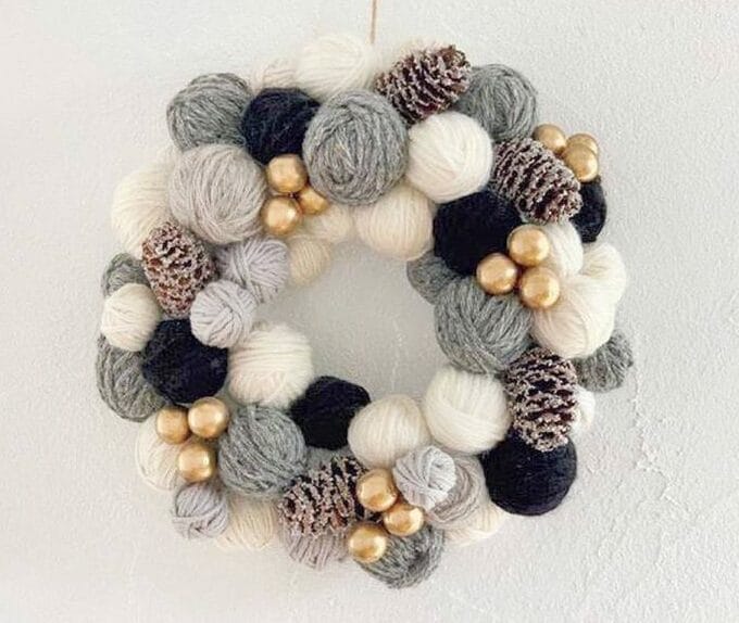 毛糸と松ぼっくりのリース