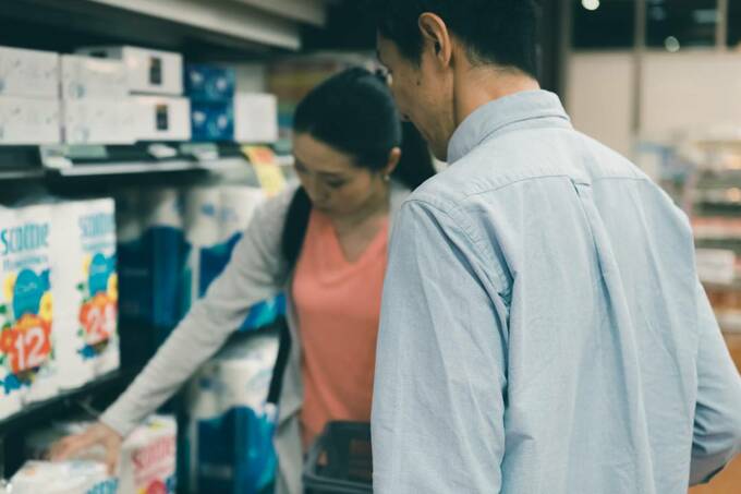 トイレットペーパー売り場の前に夫婦