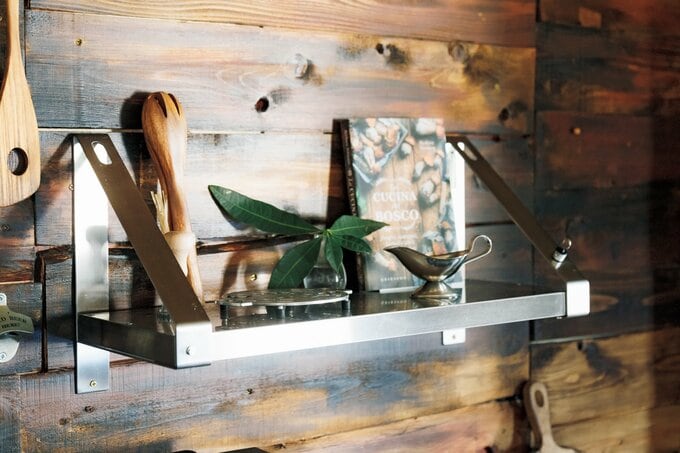 オープン棚に旅先で出会ったキッチン雑貨をディスプレイ