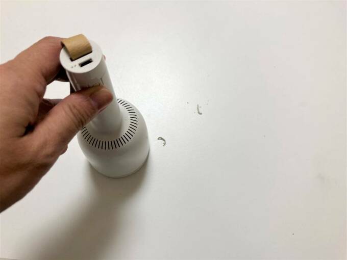 ミニ掃除機でデスク掃除