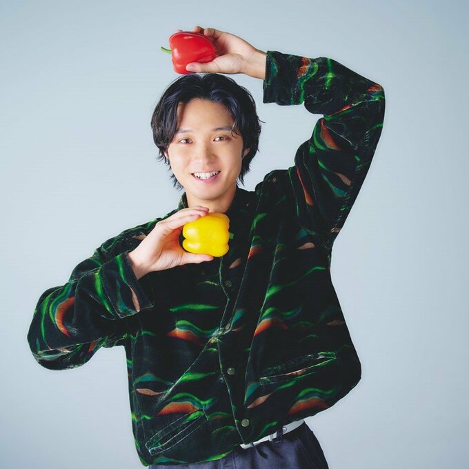 パプリカ持つ磯村勇斗さん