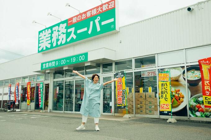 業務スーパーの前に女性